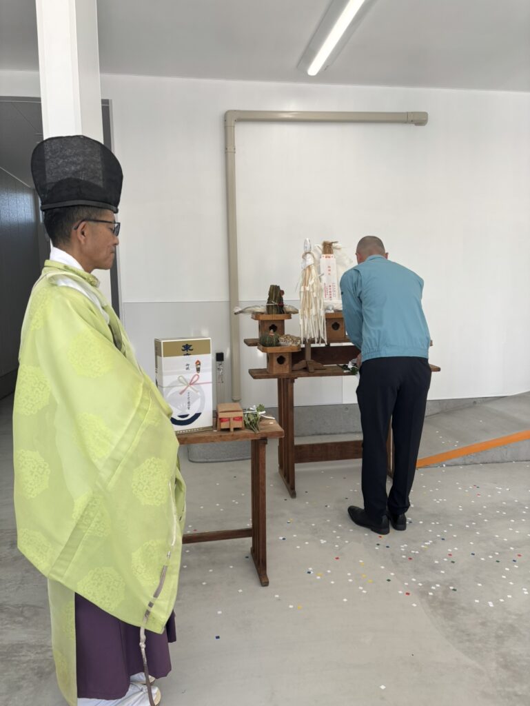 新しい車庫内の祭壇で参拝する様子