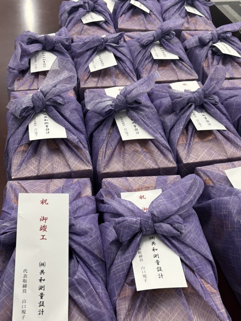 紫色の風呂敷で包まれた竣工祝いの折詰
